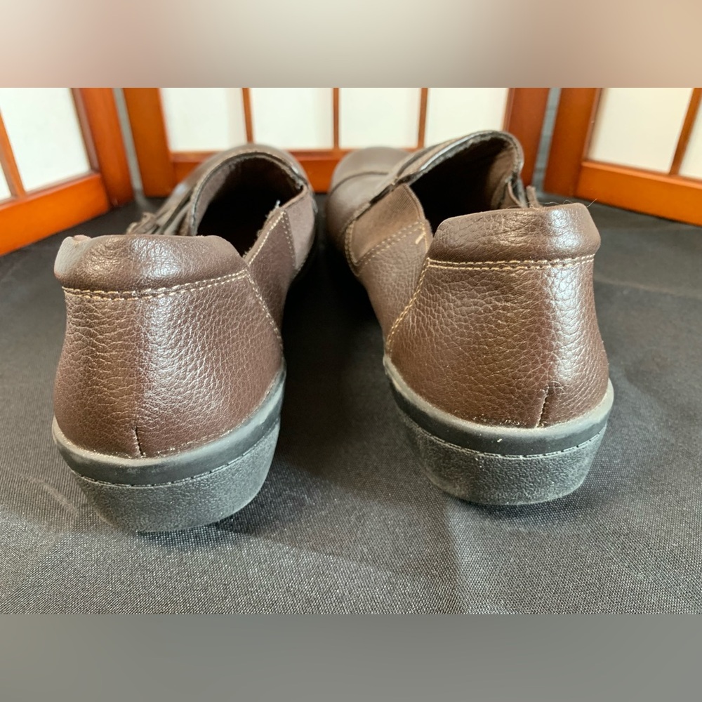 Clarks Women’s Brown Shoes. Condition Fair. Size 10 - Picture 4 of 5